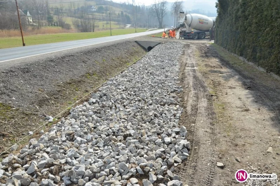 Wznowiono budowę chodnika - zdjęcie 2