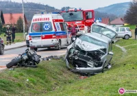 Groźnie wyglądające zderzenie motocykla z autem. Jedna osoba trafiła do szpitala - zdjęcie główne