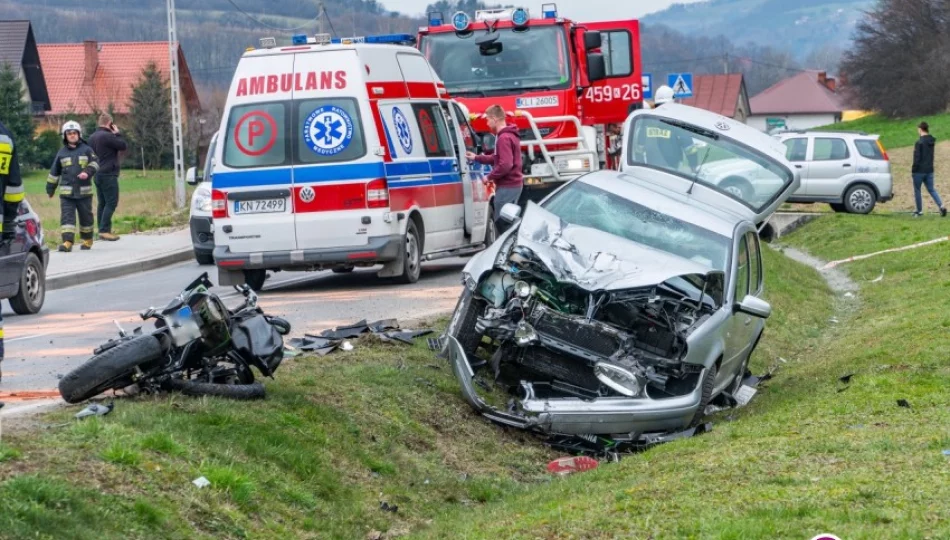 Groźnie wyglądające zderzenie motocykla z autem. Jedna osoba trafiła do szpitala - zdjęcie 1