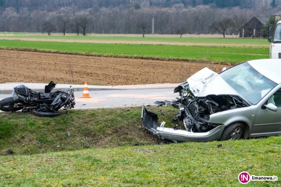 Groźnie wyglądające zderzenie motocykla z autem. Jedna osoba trafiła do szpitala - zdjęcie 2