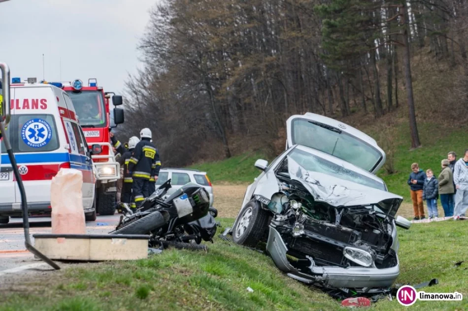 Groźnie wyglądające zderzenie motocykla z autem. Jedna osoba trafiła do szpitala - zdjęcie 4