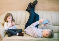 "Szyja smartfonowa" – nowe zjawisko u dzieci - zdjęcie główne