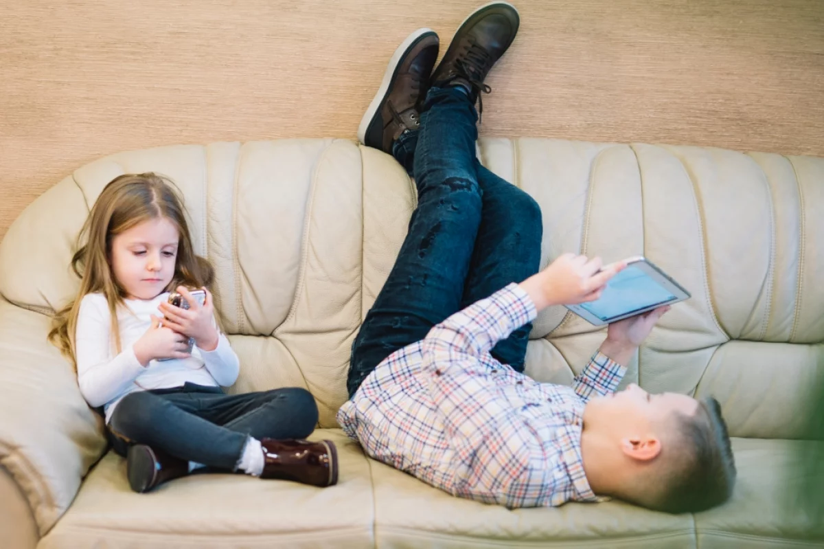 "Szyja smartfonowa" – nowe zjawisko u dzieci
