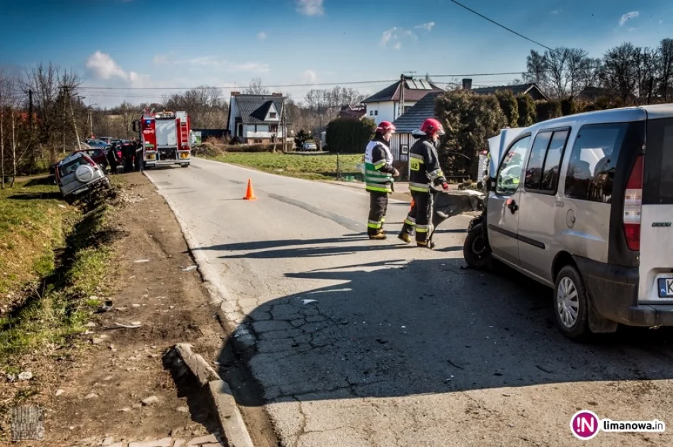 Zderzenie dwóch aut, jedna osoba poszkodowana - zdjęcie 3