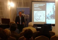 „Z klamką po prośbie” – inauguracyjny wykład z cyklu „W Ogrodach Klio” - zdjęcie główne