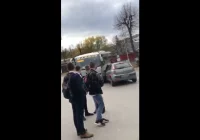 Jazda na masce samochodu zakończona zderzeniem z autobusem. Młodzież nagrała zdarzenie - zdjęcie główne