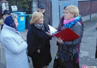 Sejmowa komisja na romskim osiedlu obradowała za zamkniętymi drzwiami - zdjęcie główne