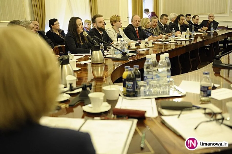 Sejmowa komisja na romskim osiedlu obradowała za zamkniętymi drzwiami - zdjęcie 2