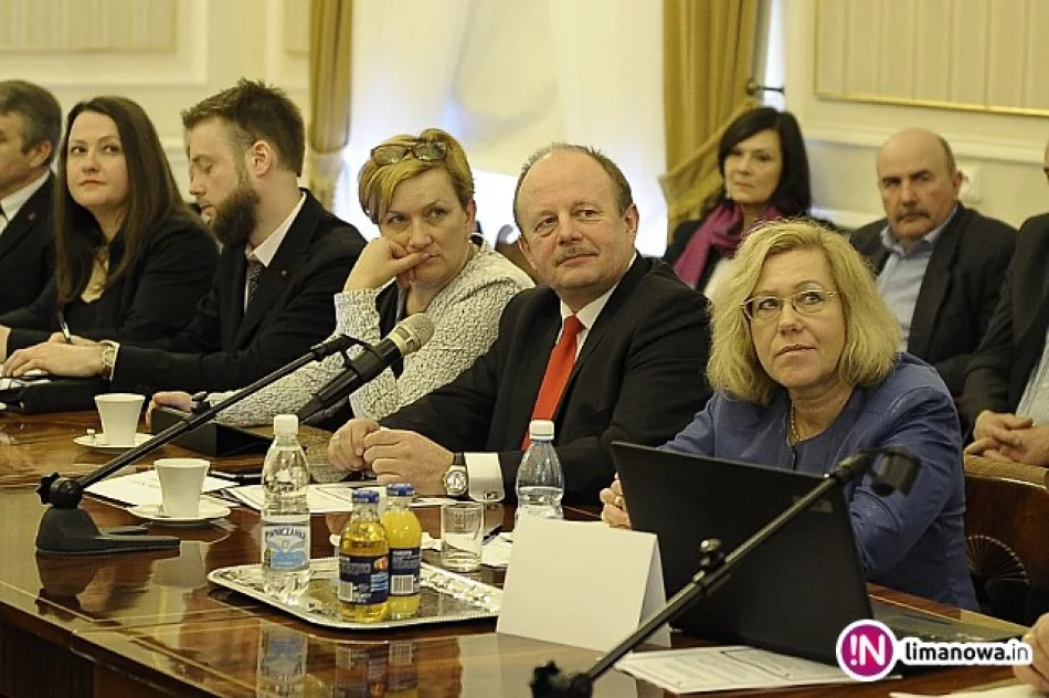 Sejmowa komisja na romskim osiedlu obradowała za zamkniętymi drzwiami - zdjęcie 3