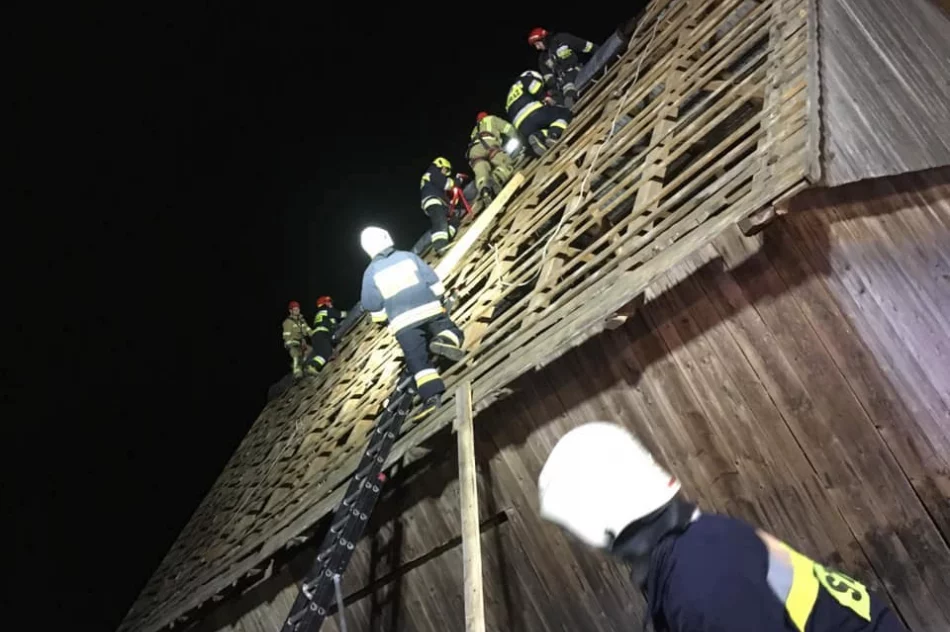 Jednej nocy wiatr uszkodził dachy dwóch budynków - zdjęcie 2