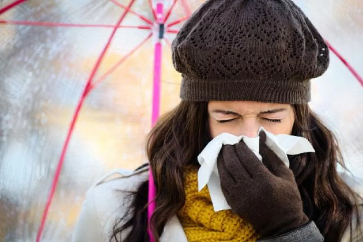 Eksperci: katar i kichanie zwykle towarzyszą przeziębieniu, a nie grypie i COVID-19