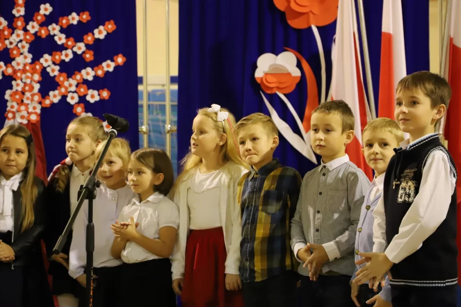 Wieczornica patriotyczna w Szkole Podstawowej nr 1 im. Bohaterów Westerplatte  w Starej Wsi  - zdjęcie 11