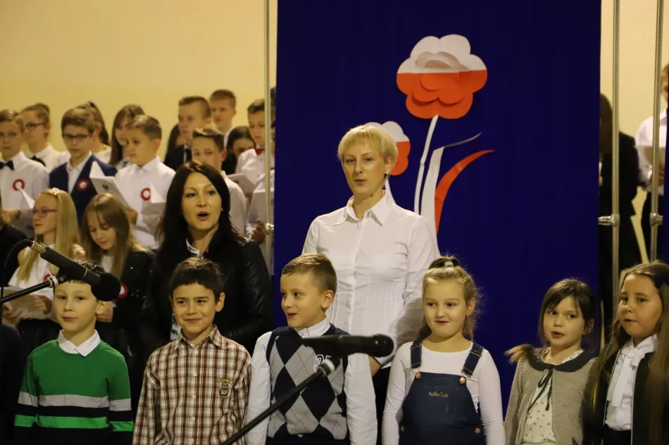 Wieczornica patriotyczna w Szkole Podstawowej nr 1 im. Bohaterów Westerplatte  w Starej Wsi  - zdjęcie 12