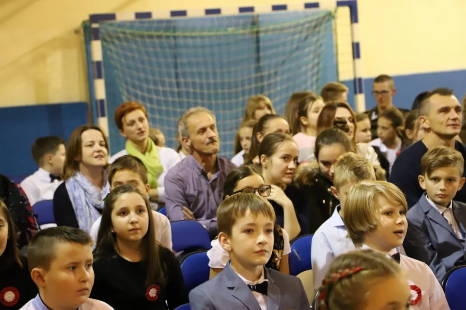 Wieczornica patriotyczna w Szkole Podstawowej nr 1 im. Bohaterów Westerplatte  w Starej Wsi  - zdjęcie 15