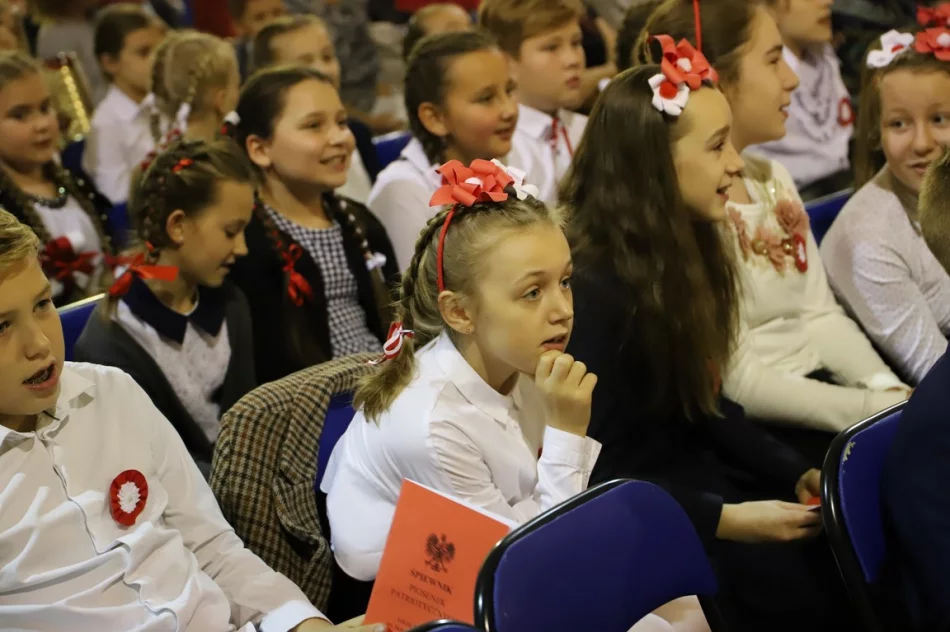 Wieczornica patriotyczna w Szkole Podstawowej nr 1 im. Bohaterów Westerplatte  w Starej Wsi  - zdjęcie 18