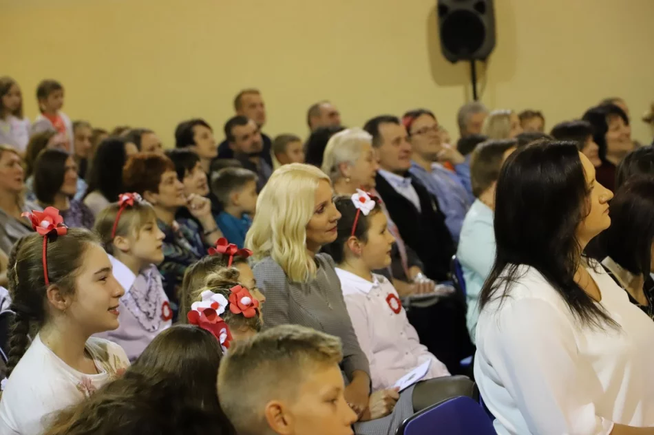 Wieczornica patriotyczna w Szkole Podstawowej nr 1 im. Bohaterów Westerplatte  w Starej Wsi  - zdjęcie 19