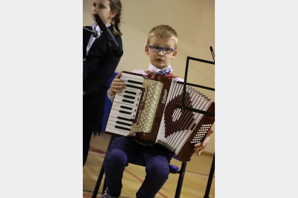 Wieczornica patriotyczna w Szkole Podstawowej nr 1 im. Bohaterów Westerplatte  w Starej Wsi  - zdjęcie 20