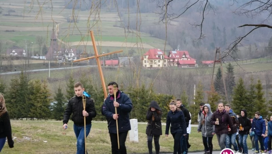 Droga Krzyżowa w intencji święta młodych - zdjęcie 1