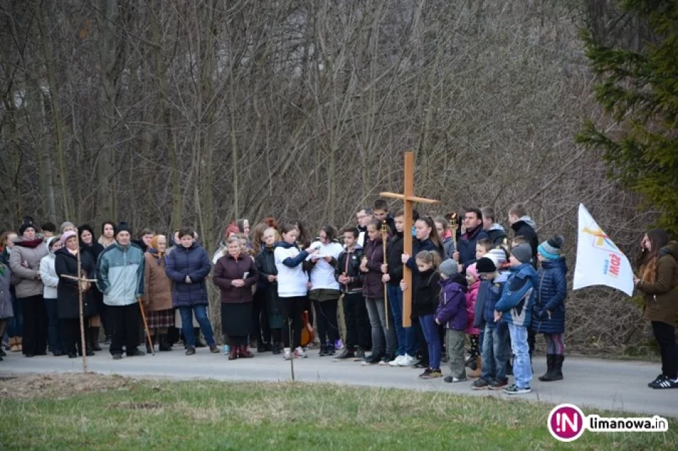 Droga Krzyżowa w intencji święta młodych - zdjęcie 2