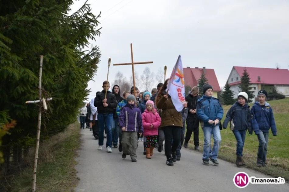 Droga Krzyżowa w intencji święta młodych - zdjęcie 3