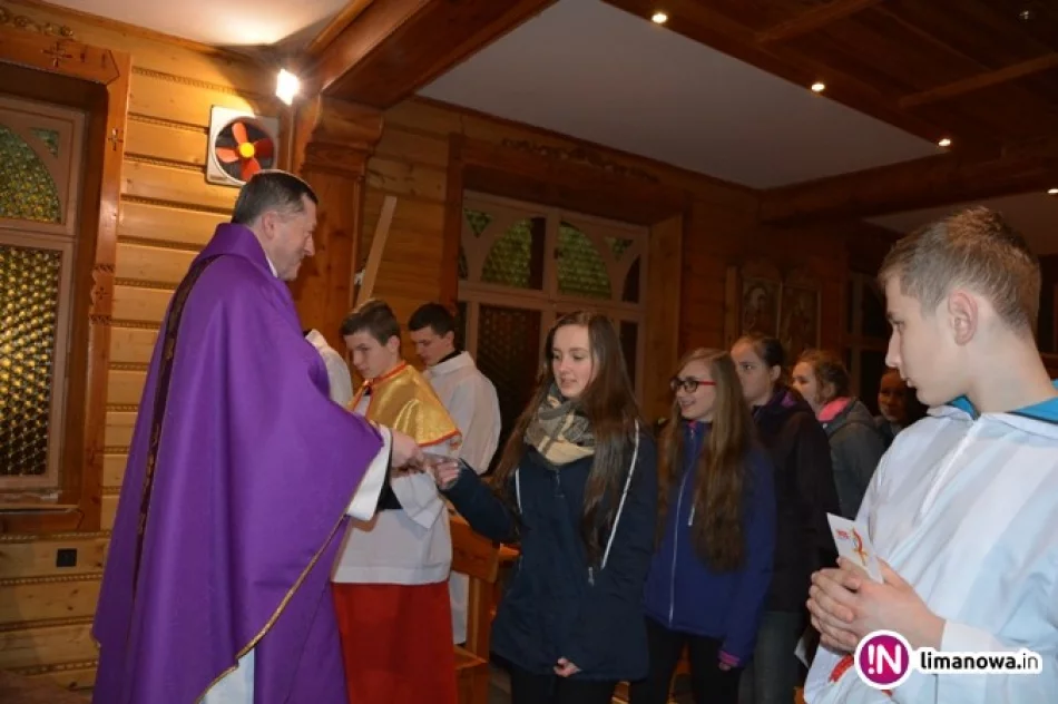 Droga Krzyżowa w intencji święta młodych - zdjęcie 4