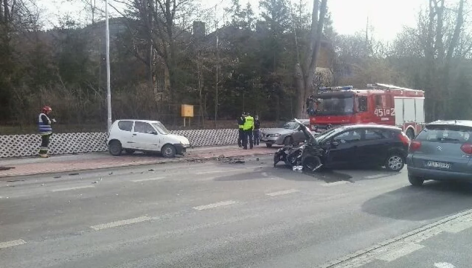 Zderzenie samochodów, dwie osoby poszkodowane - zdjęcie 1
