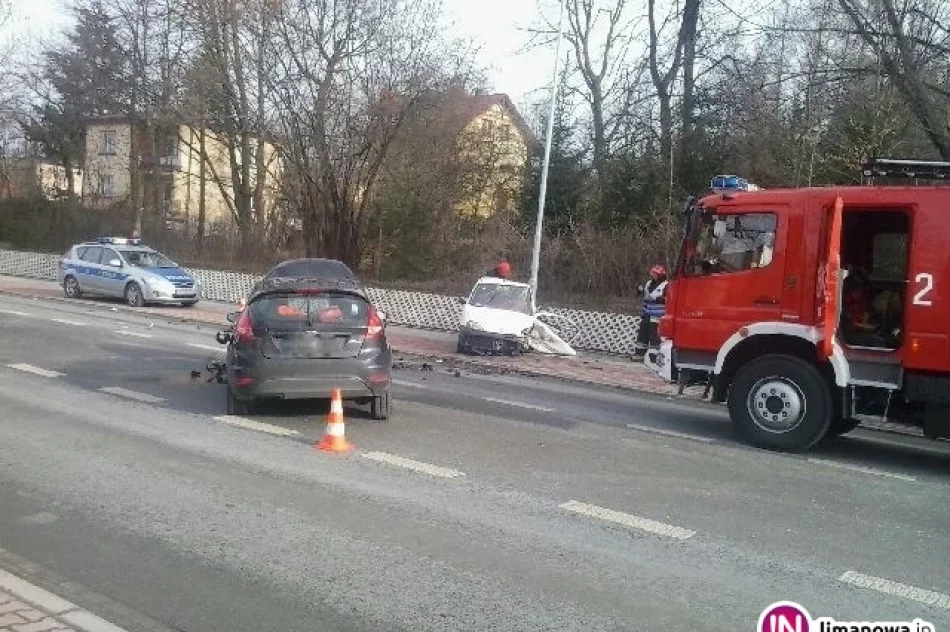 Zderzenie samochodów, dwie osoby poszkodowane - zdjęcie 2