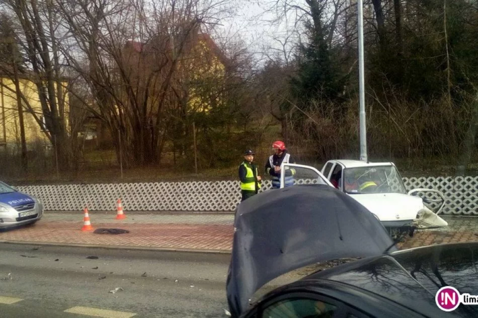 Zderzenie samochodów, dwie osoby poszkodowane - zdjęcie 3