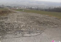 Zniszczona droga i jej niedbała naprawa utrapieniem mieszkańców - zdjęcie główne