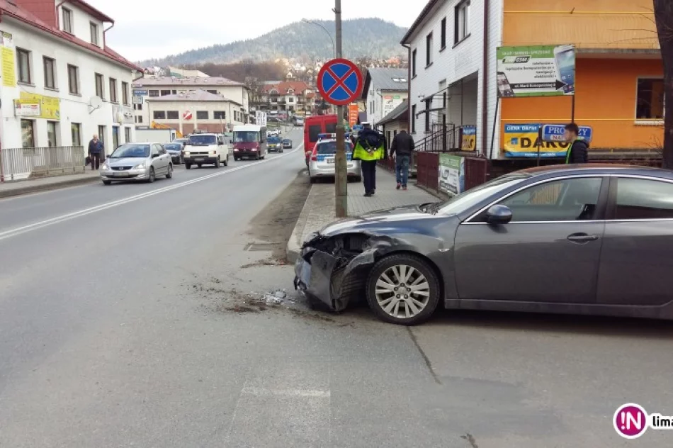 Osobówka zderzyła się z busem - zdjęcie 3