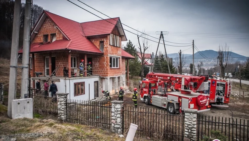 Trzecia interwencja straży - lokator znów zapalił ognisko w domu - zdjęcie 1