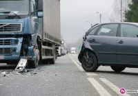 Ciężarówka najechała na tył osobówki - zdjęcie główne