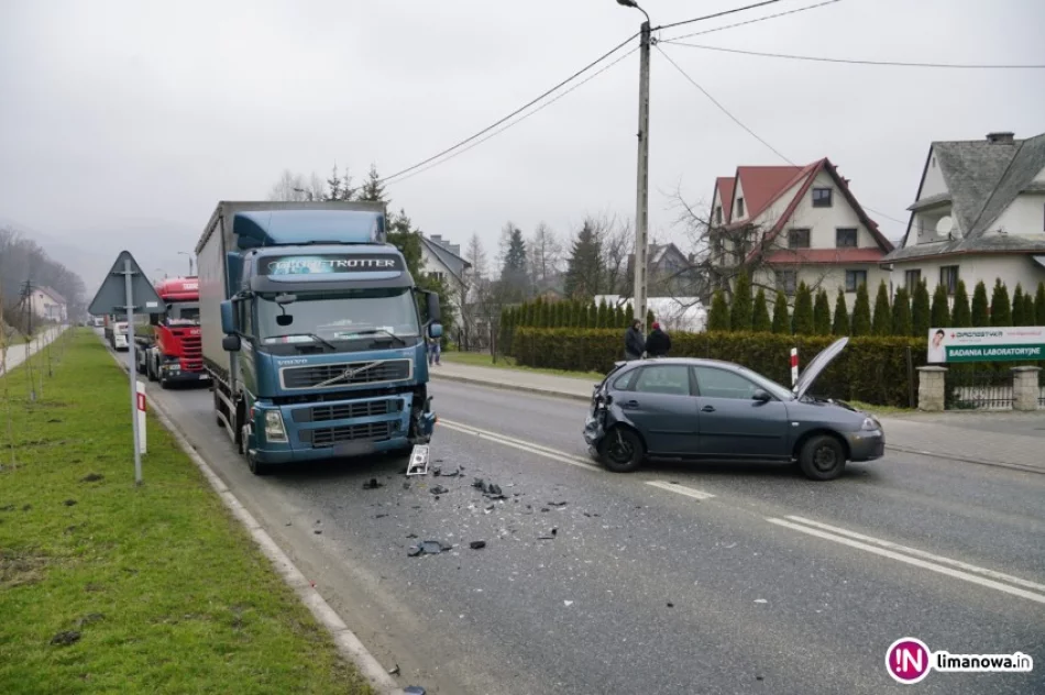 Ciężarówka najechała na tył osobówki - zdjęcie 2