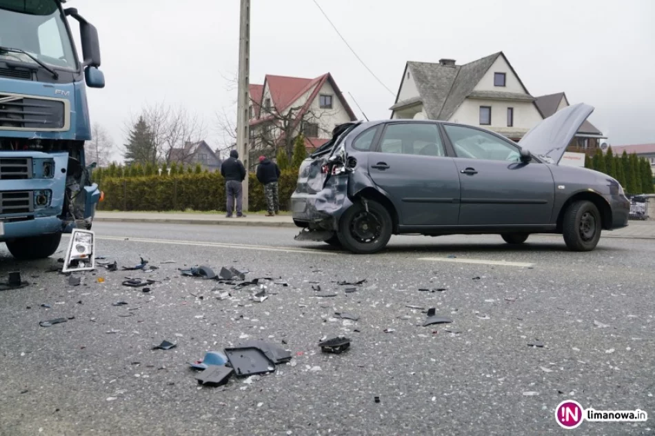 Ciężarówka najechała na tył osobówki - zdjęcie 3