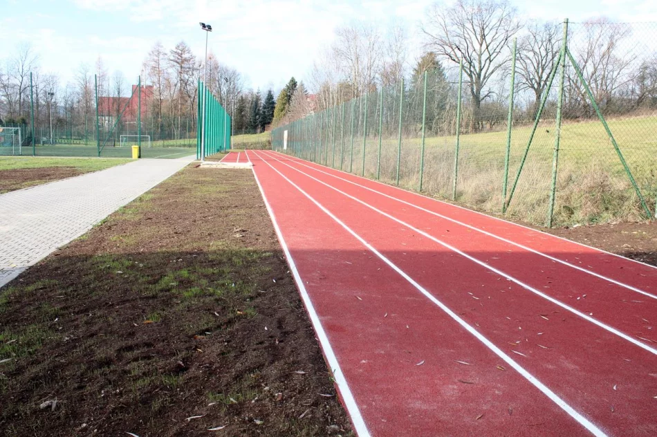 Nowe obiekty sportowe przy Szkole Podstawowej nr 1 w Męcinie - zdjęcie 8