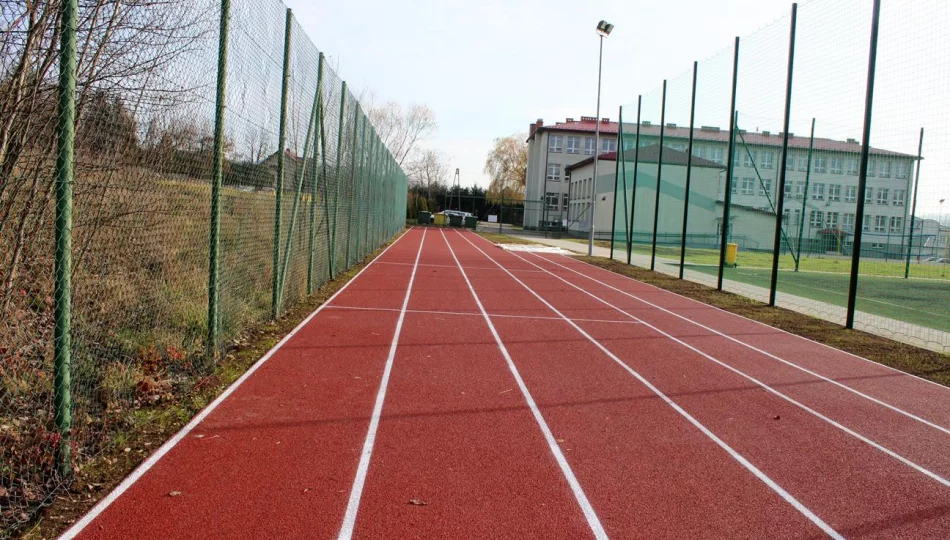 Przy szkole powstały lekkoatletyczne obiekty - zdjęcie 1