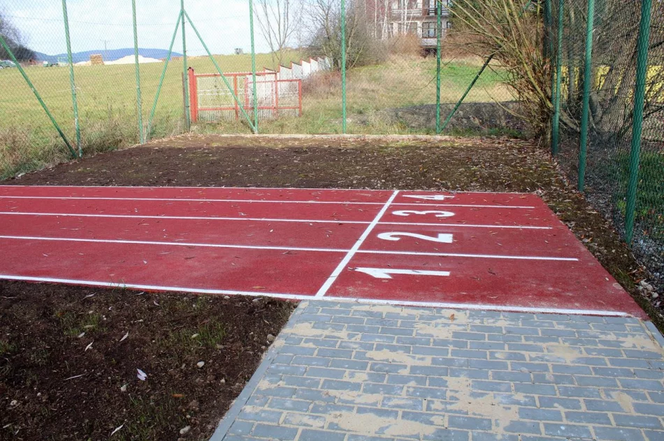 Przy szkole powstały lekkoatletyczne obiekty - zdjęcie 2