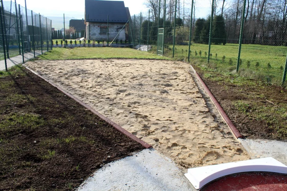 Przy szkole powstały lekkoatletyczne obiekty - zdjęcie 4