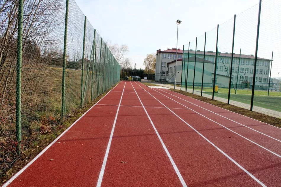 Przy szkole powstały lekkoatletyczne obiekty - zdjęcie 5