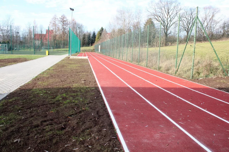 Przy szkole powstały lekkoatletyczne obiekty - zdjęcie 7
