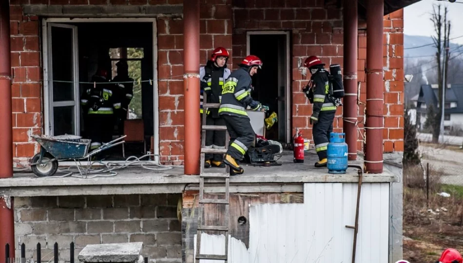 Chciał ogrzać dom - rozpalił ognisko na środku pokoju (wideo) - zdjęcie 1