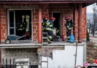 Chciał ogrzać dom - rozpalił ognisko na środku pokoju (wideo) - zdjęcie główne