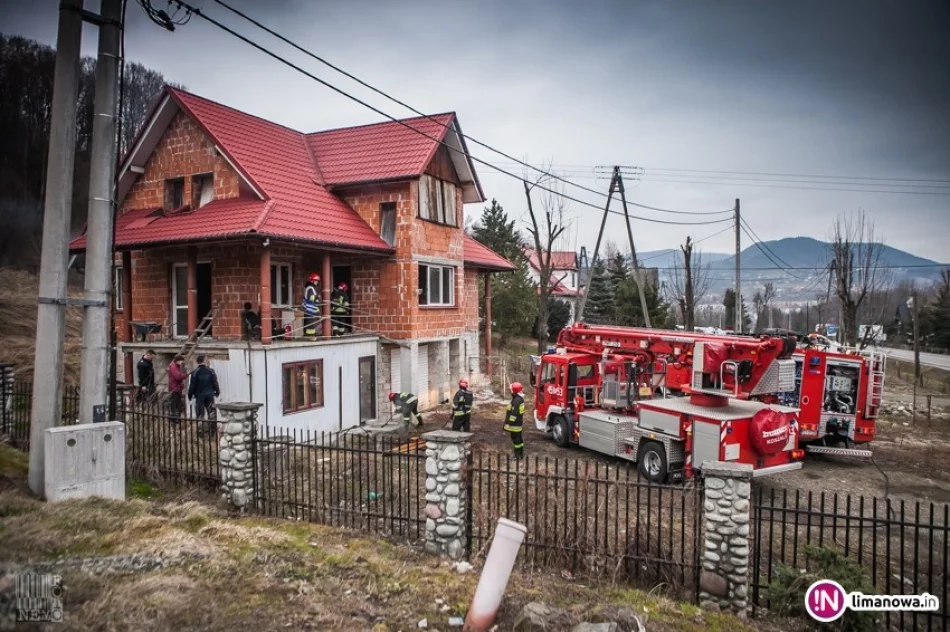 Chciał ogrzać dom - rozpalił ognisko na środku pokoju (wideo) - zdjęcie 2