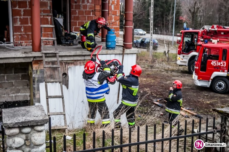 Chciał ogrzać dom - rozpalił ognisko na środku pokoju (wideo) - zdjęcie 3