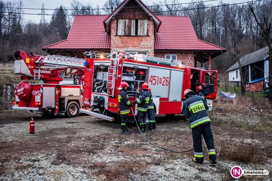 Chciał ogrzać dom - rozpalił ognisko na środku pokoju (wideo) - zdjęcie 4