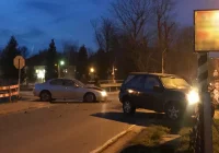 Czołowe zderzenie aut, jedna osoba poszkodowana - zdjęcie główne