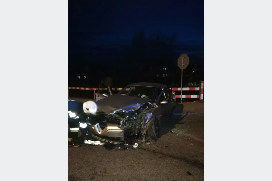 Czołowe zderzenie aut, jedna osoba poszkodowana - zdjęcie 2