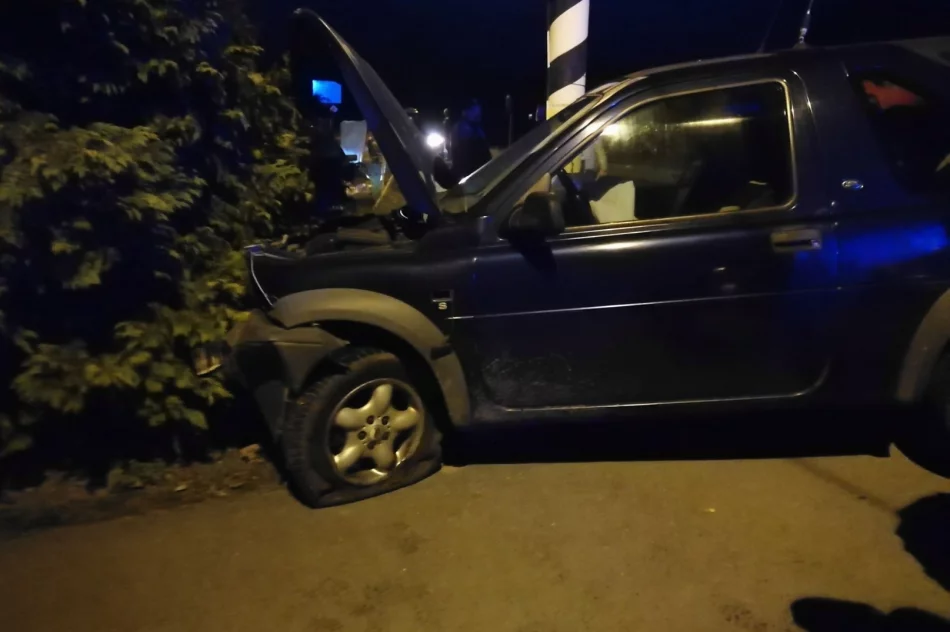 Czołowe zderzenie aut, jedna osoba poszkodowana - zdjęcie 4