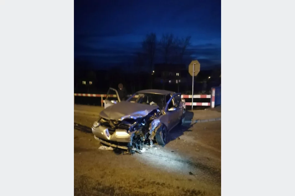 Czołowe zderzenie aut, jedna osoba poszkodowana - zdjęcie 5