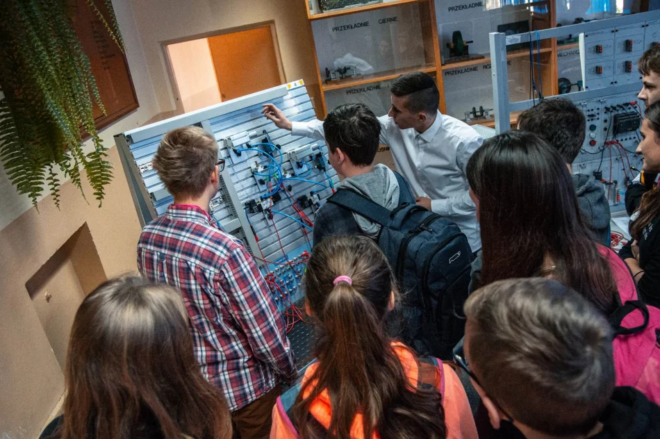 Blisko 800 uczniów poznało ofertę okolicznych szkół - zdjęcie 15